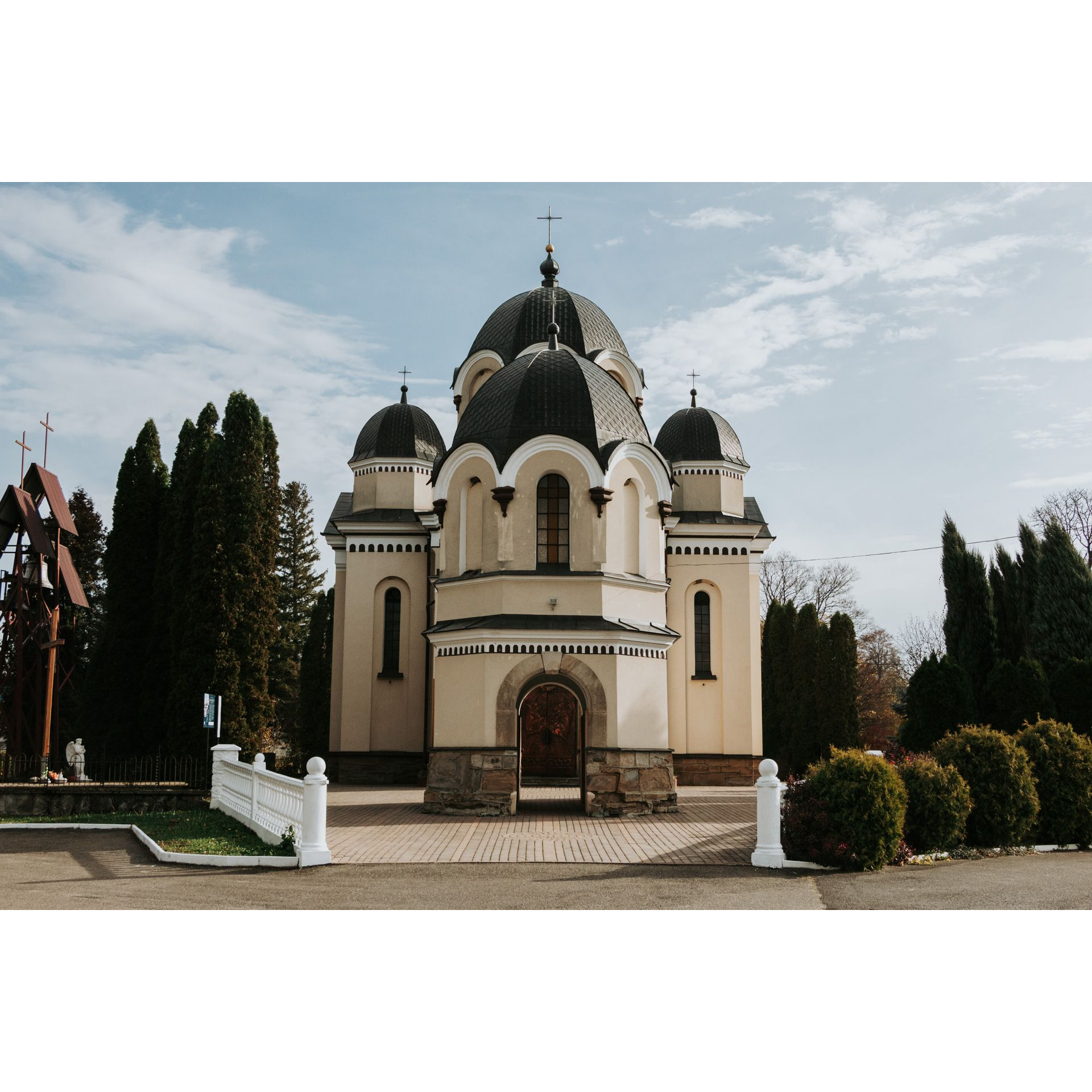 Dawna drewniana cerkiew greckokatolicka pw. Zaśnięcia Bogurodzicy we wróbliku Szlacheckim Klasyczny przykład cerkwi łemkowskiej