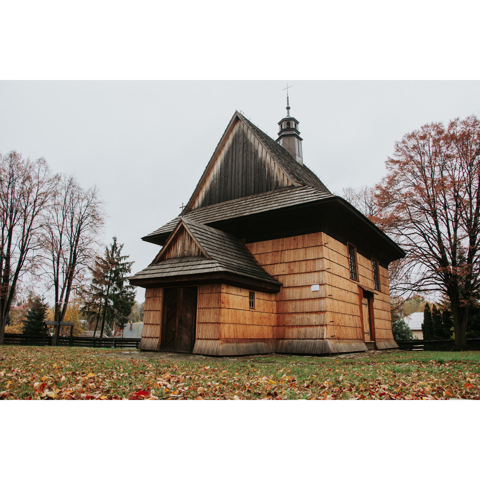 Kościół pw. św. Sebastiana w Kosinie. Przykład stylu łemkowsko-góralskiego architektury sakralnej