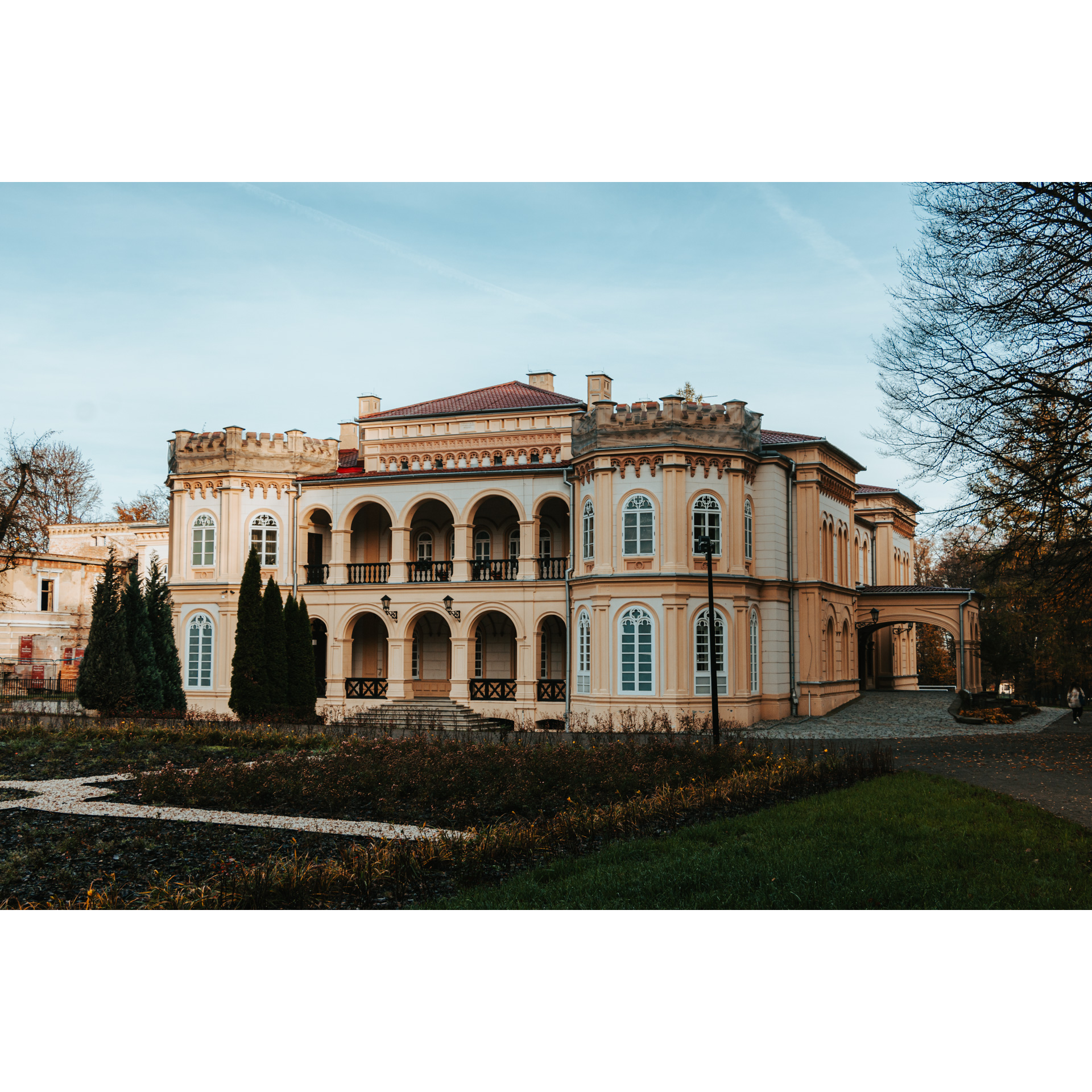 Zespół pałacowo-parkowy w Tyczynie. Piękny pałac z parkiem w stylu włoskim