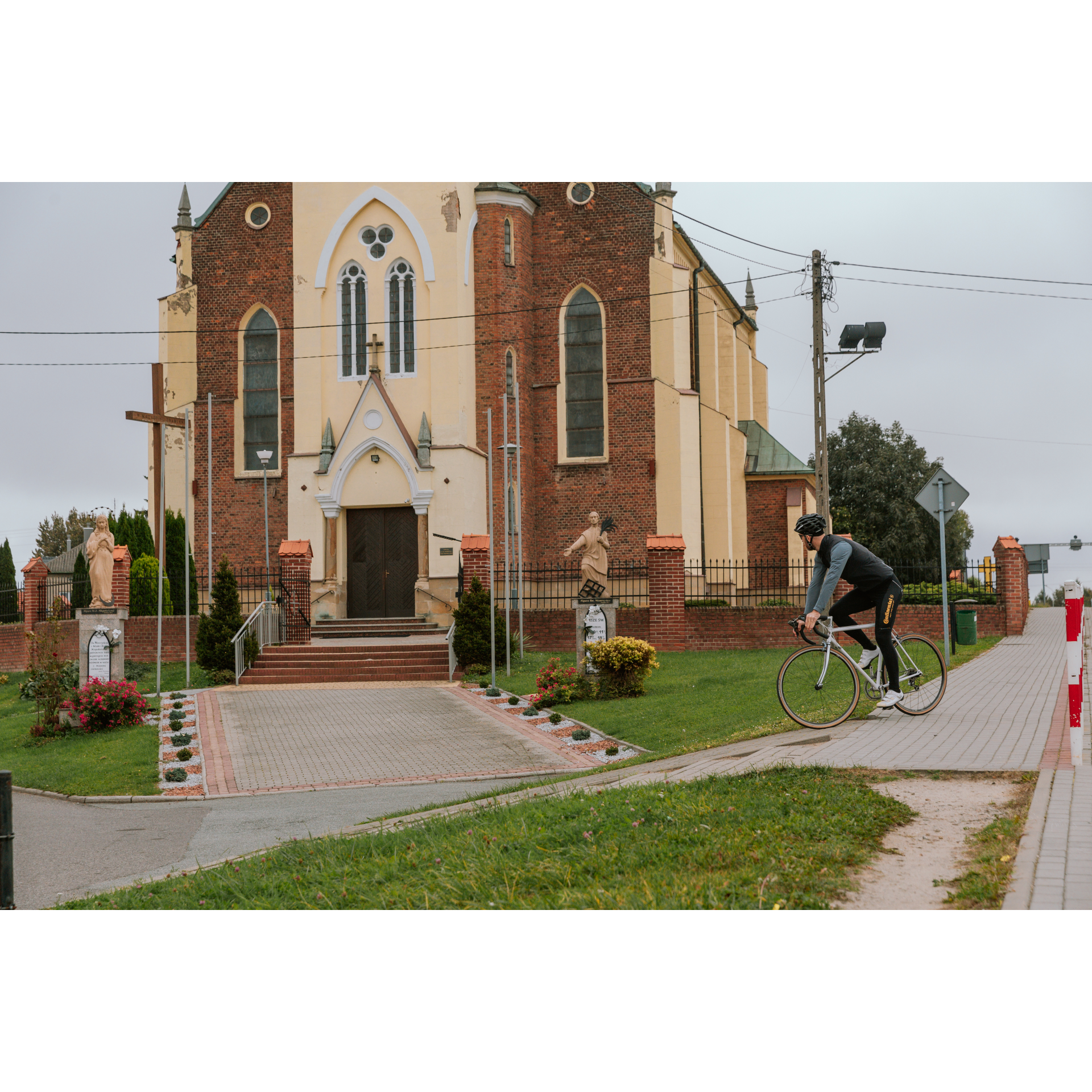 Bicycle route through Trzciane