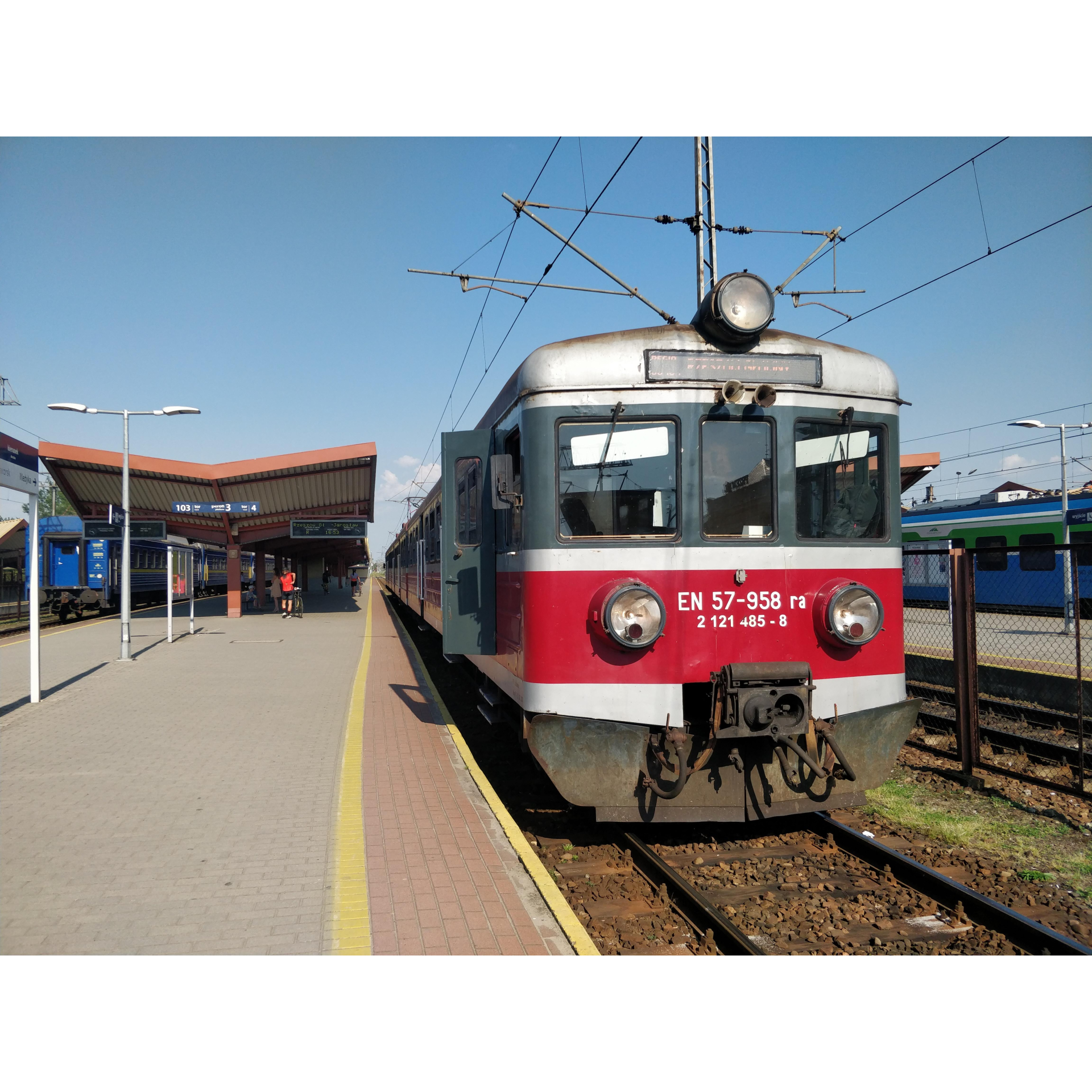 Srebrno-czerwony pociąg na dworcu kolejowym