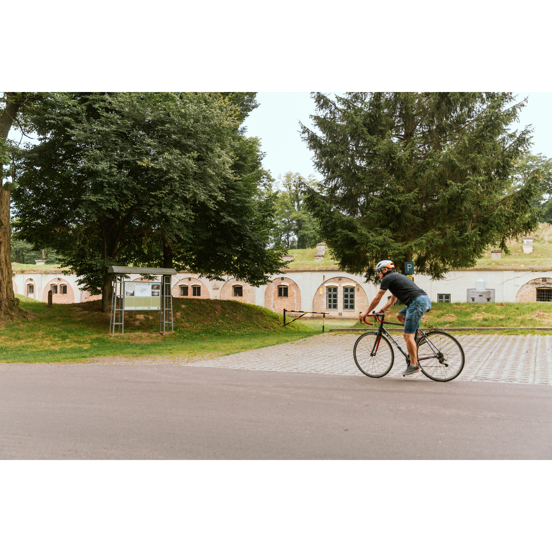 A cyclist against the background of the fort