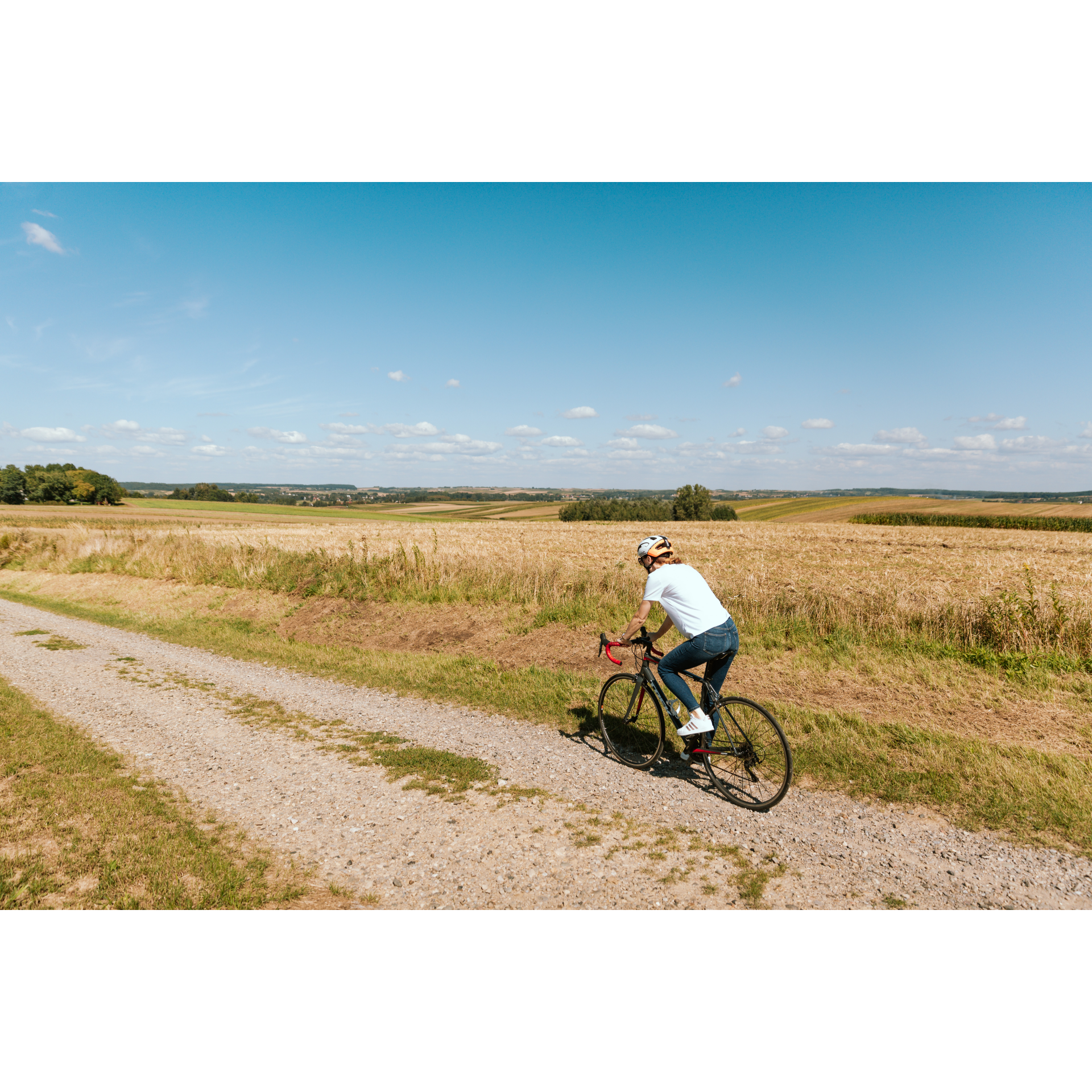 Rowerzystka na polnej drodze