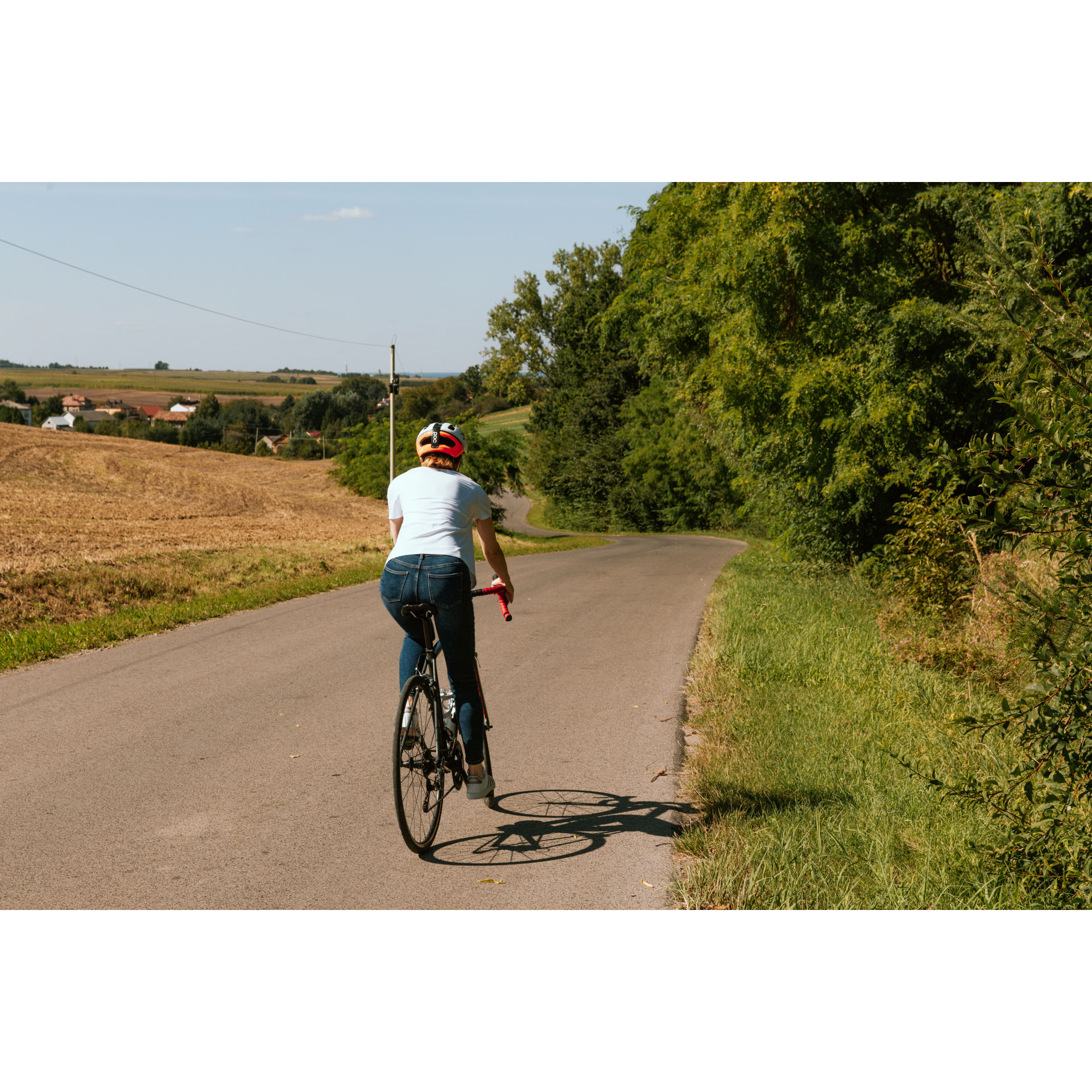 Rowerzystka na asfaltowej drodze