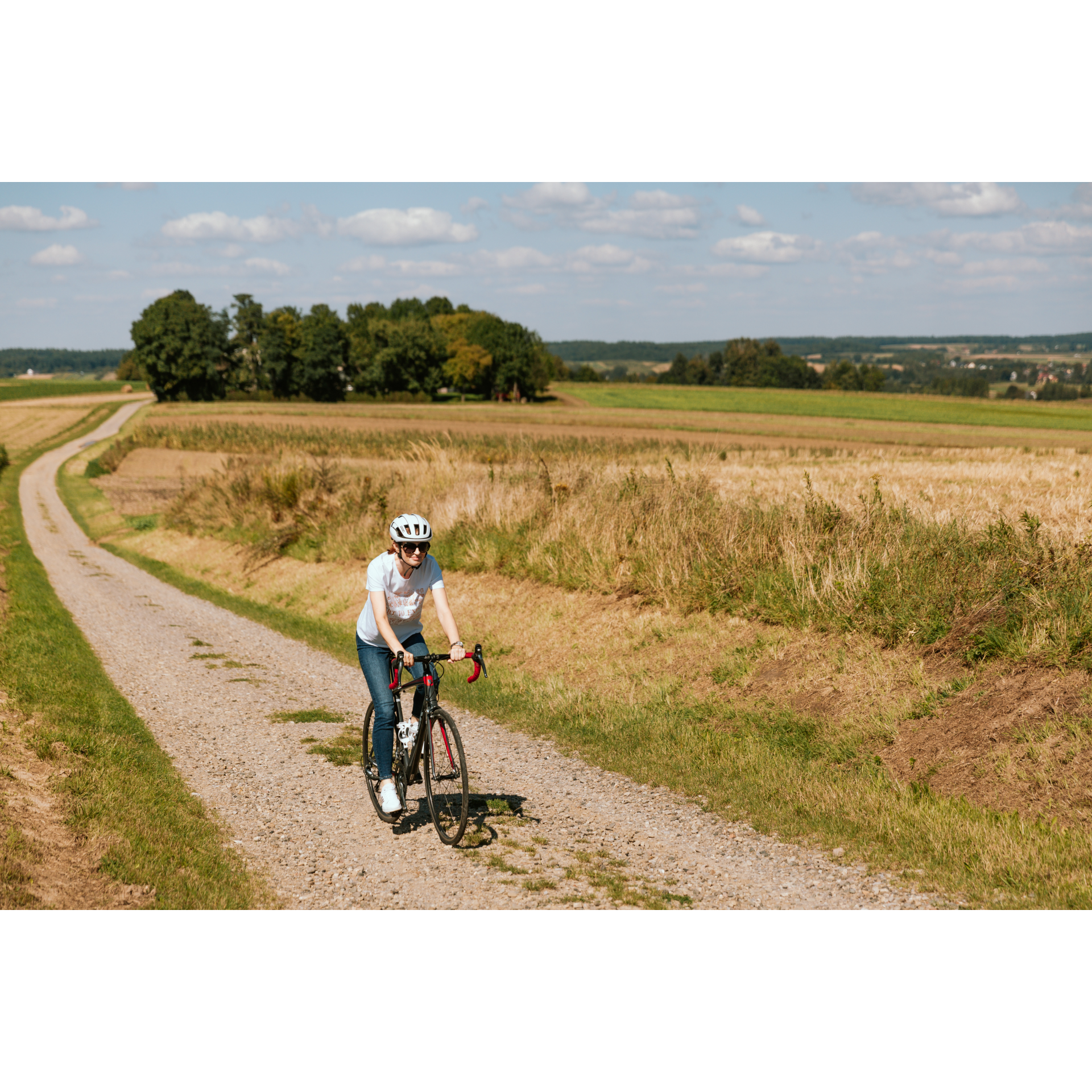 Rowerzystka na polnej drodze