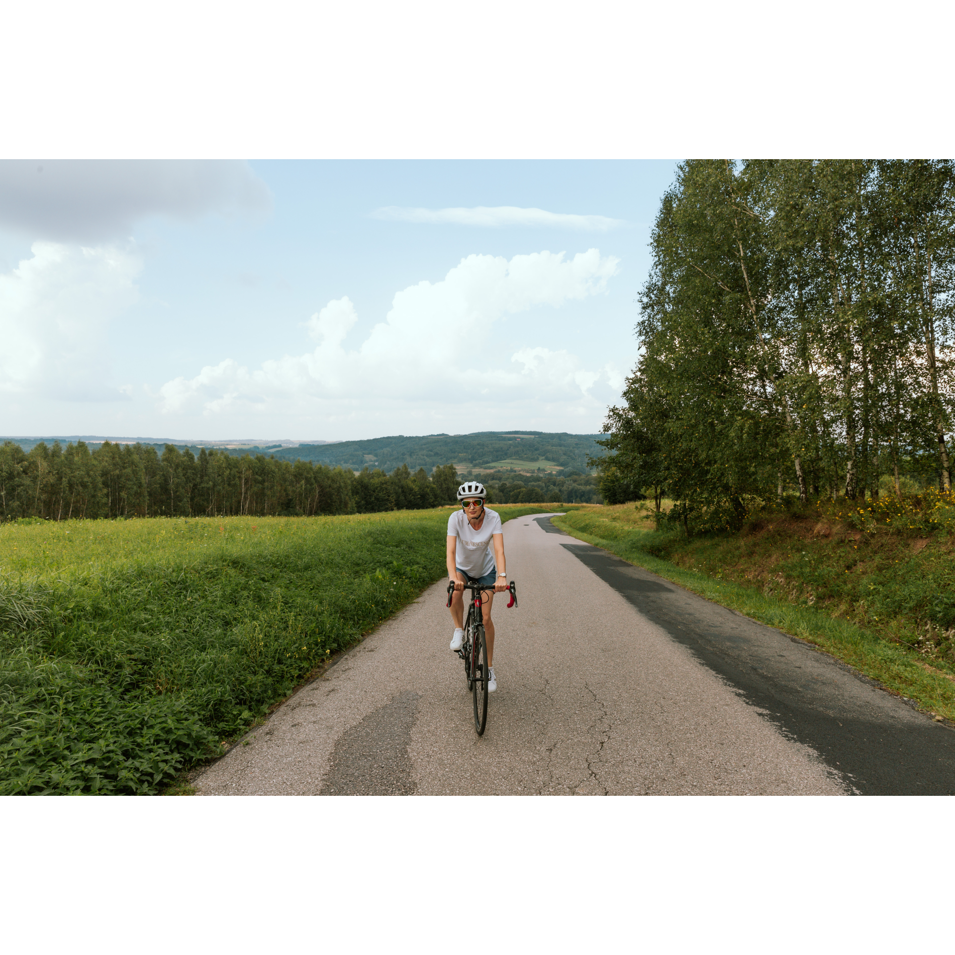 Rowerzystka na asfaltowej drodze