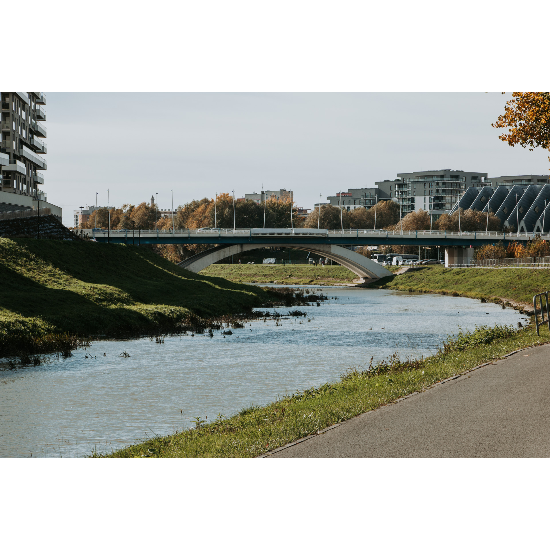 Riverbed, in the background a bridge and blocks and trees