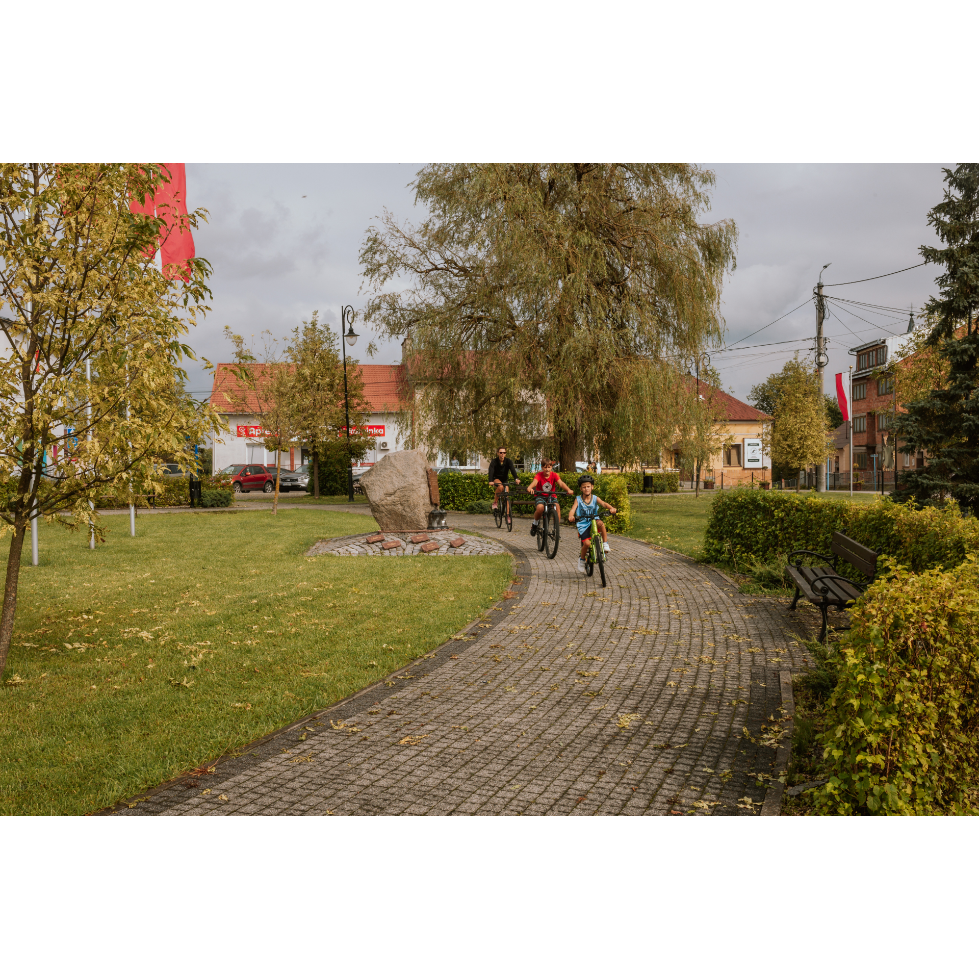 Cyclists and a boulder with a plaque