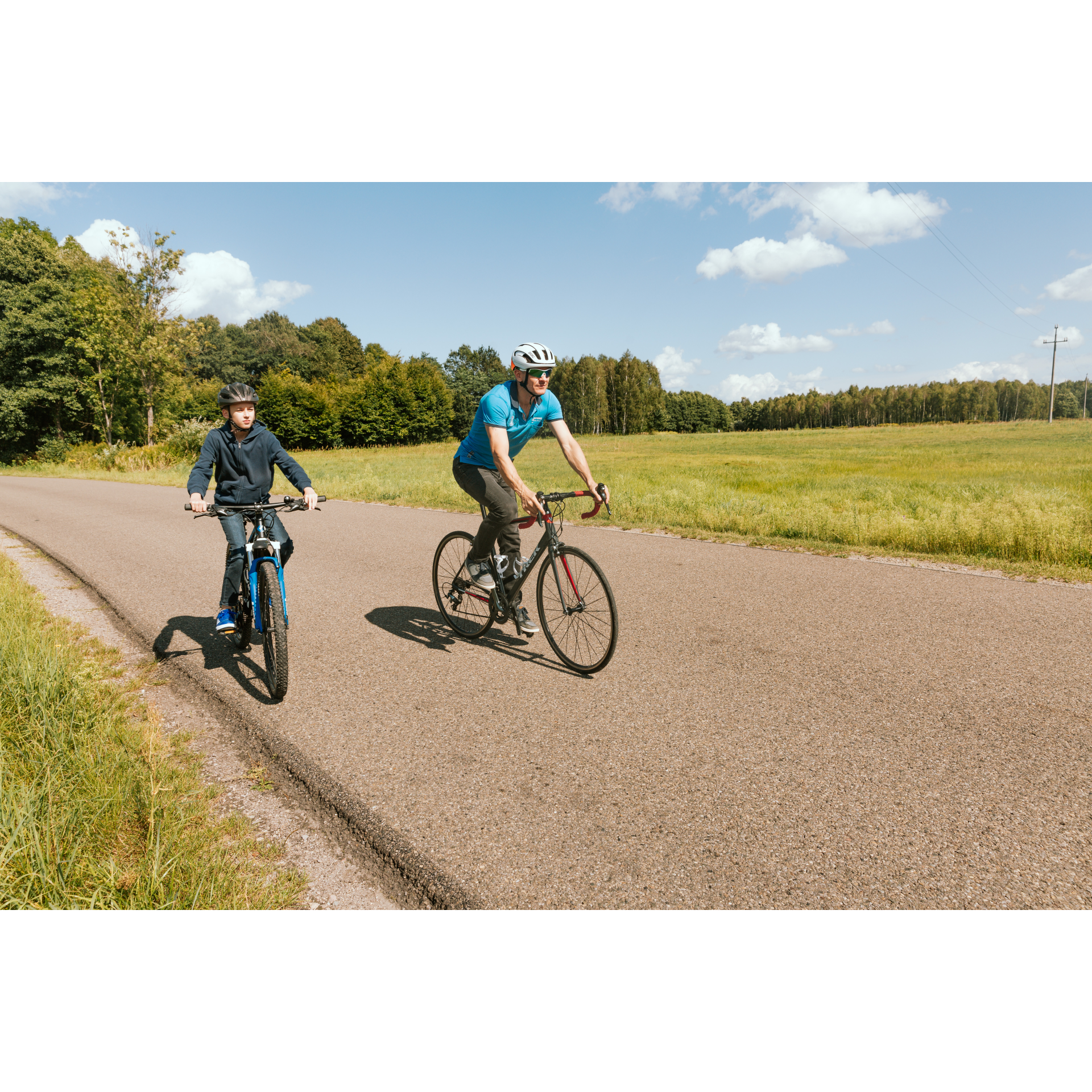 Rowerzyści na asfaltowej drodze