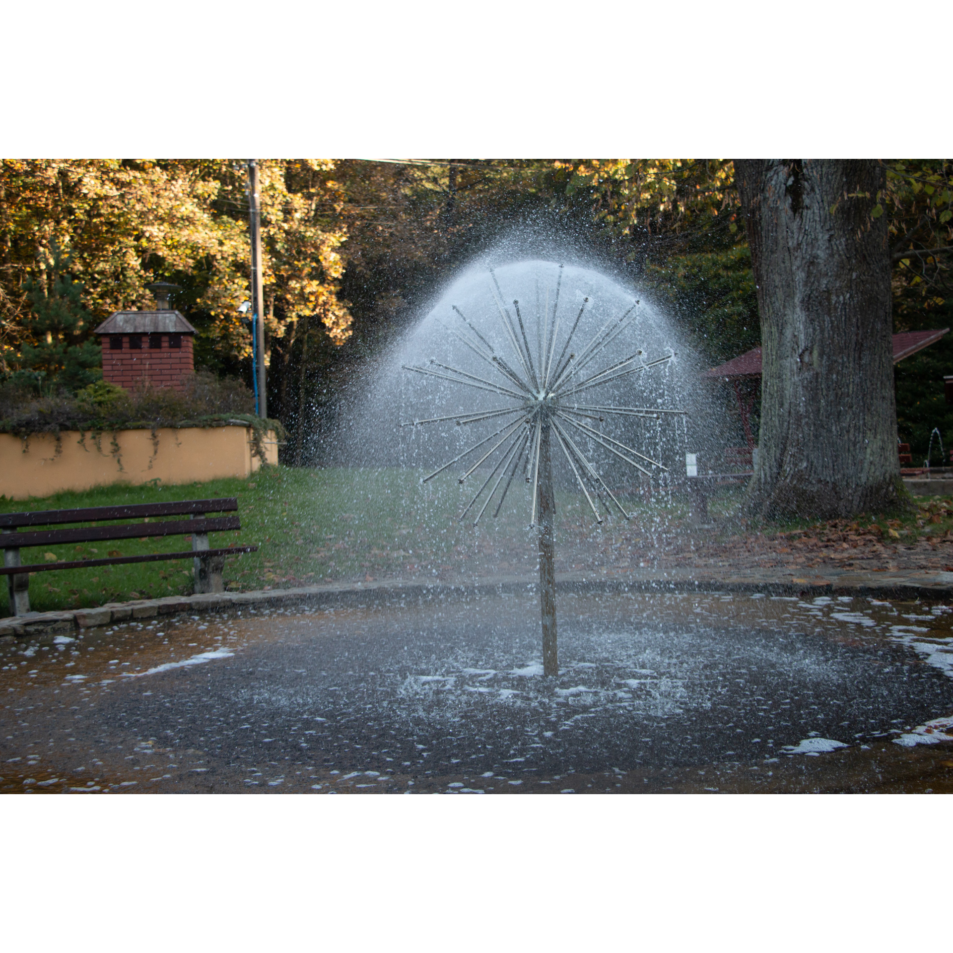 Tryskająca wodą fontanna z dyszą w kształcie galaktycznej kuli