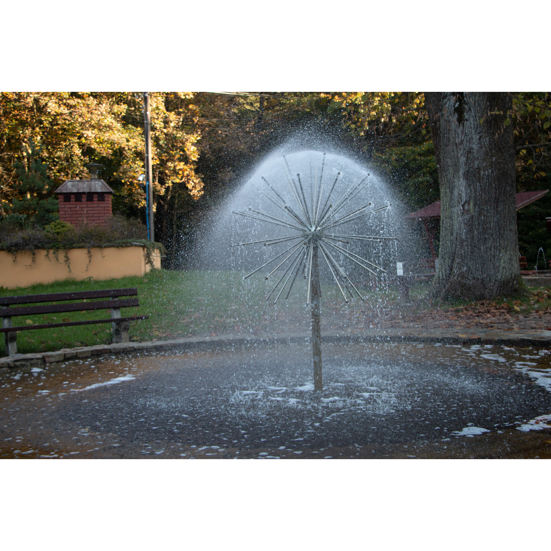 Splashing water fountain with a nozzle in the shape of a galactic ball