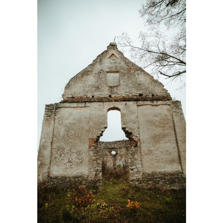 Wejście do ruin cerkwi bez dachu i drzwi
