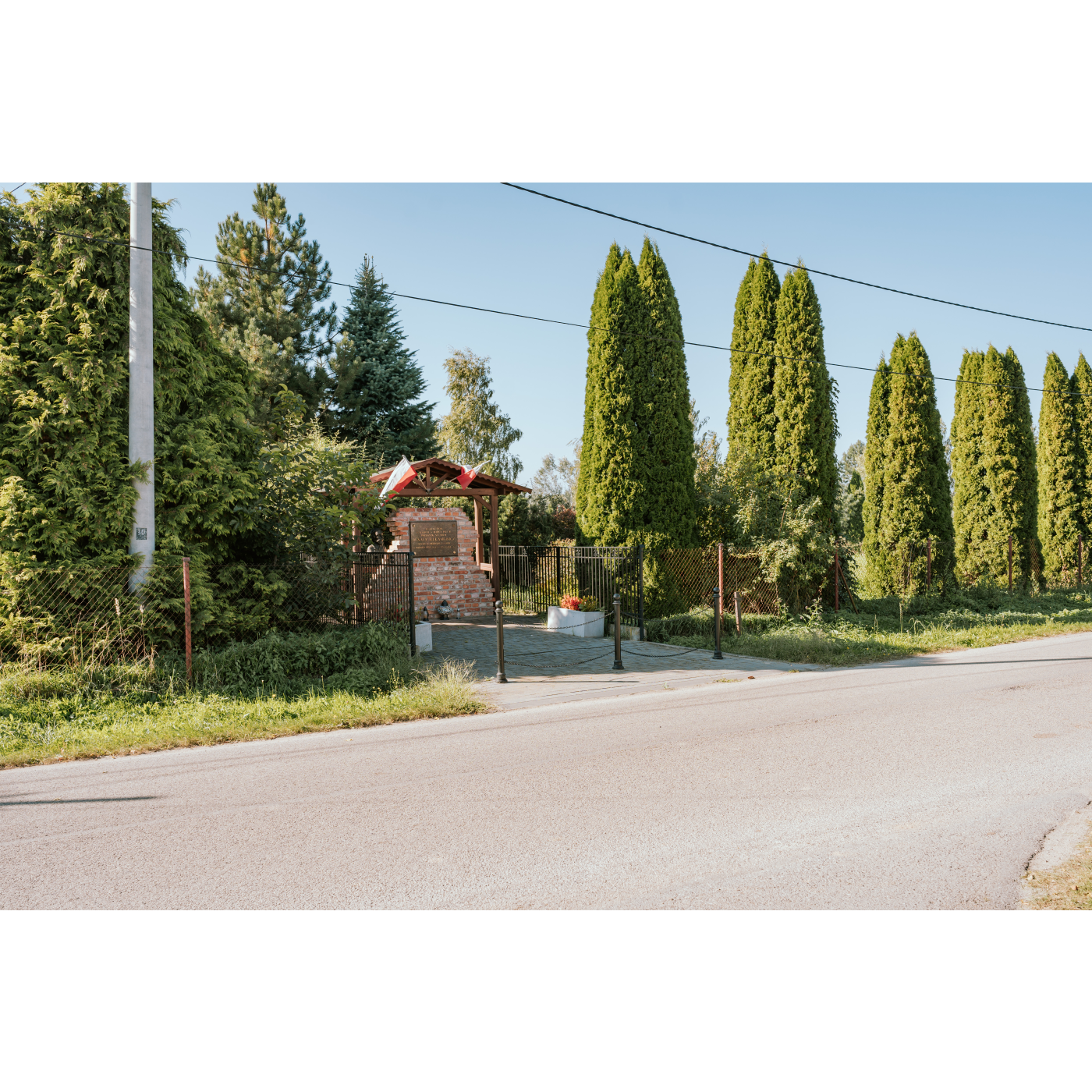 Pomnik w postaci tablicy na ścianie domu