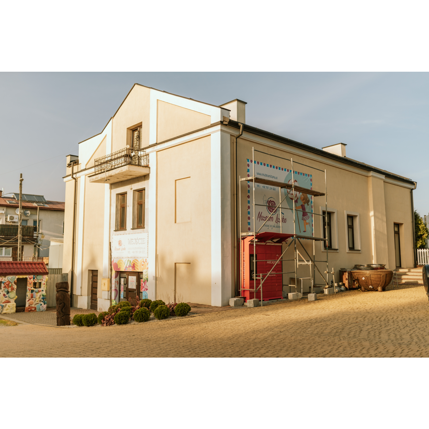 The lollipop museum from the side