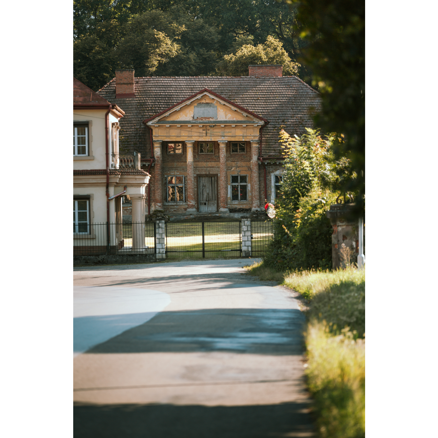 The main gate of the Manor