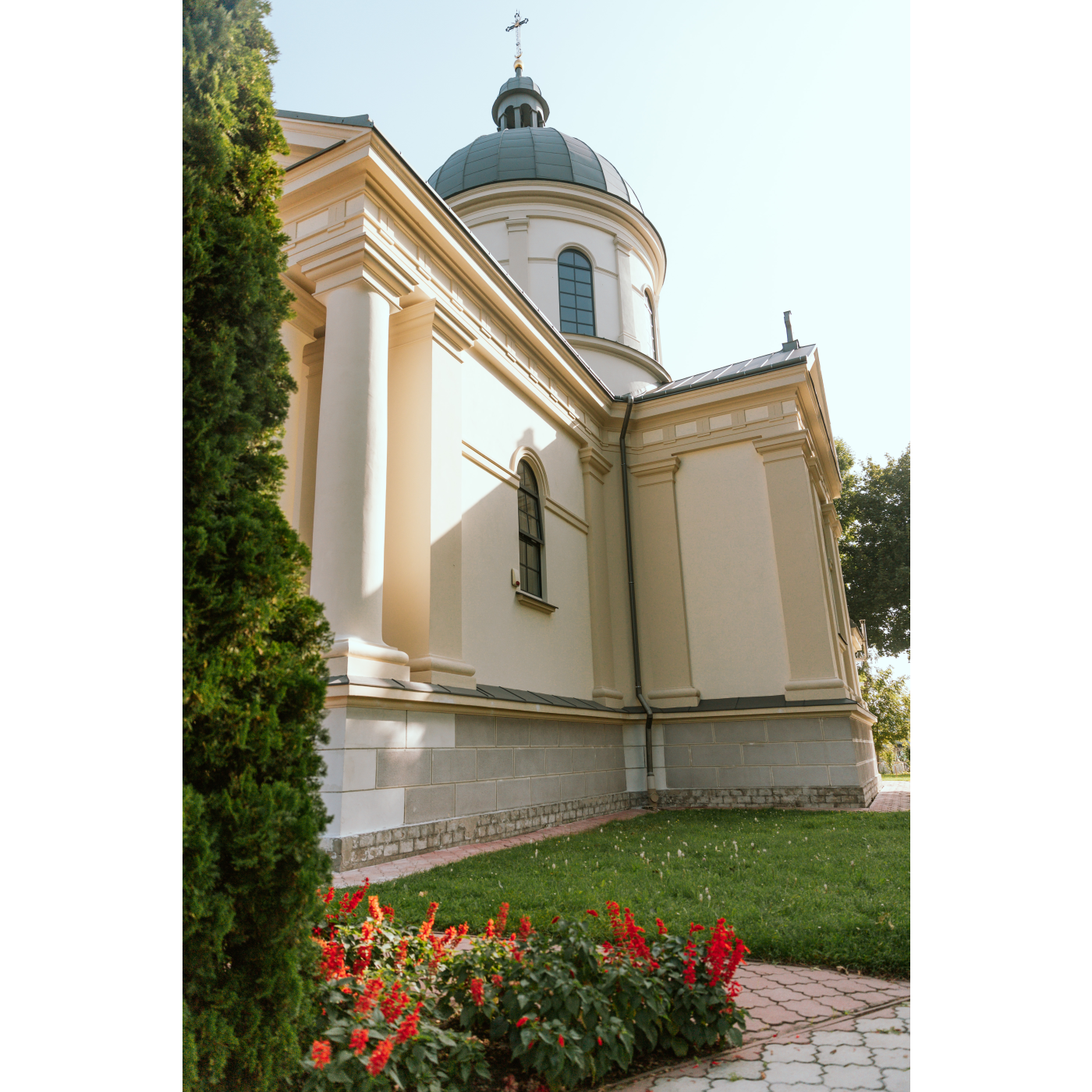 The back of the church with a view of the dome